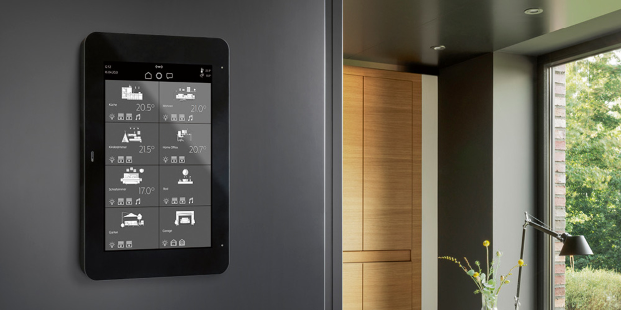 JUNG Smart Panel 8 bei Elektrotechnik Mayer GmbH & Co. KG in Blaubeuren-Asch