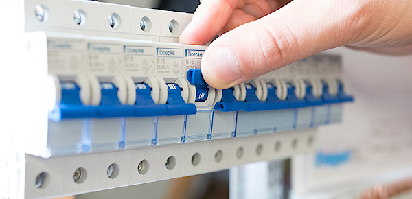 Schalt­schrank­bau bei Elektrotechnik Mayer GmbH & Co. KG in Blaubeuren-Asch