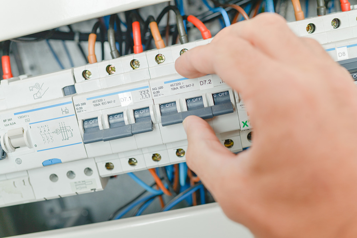 Schalt­schrank­bau bei Elektrotechnik Mayer GmbH & Co. KG in Blaubeuren-Asch